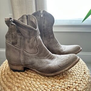 Shoto distressed Italian Leather Ankle Boot - size 39